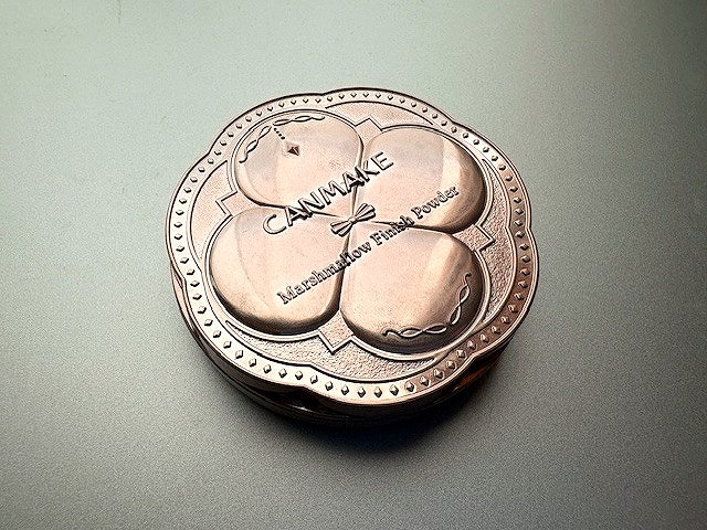 キャンメイクマシュマロフィニッシュパウダーのコンパクト上からの写真