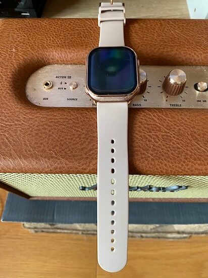 サードパーティ製applewatchバンド ミルクティ色シリコンバンドの写真