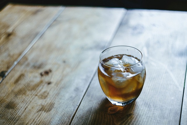氷入りの麦茶