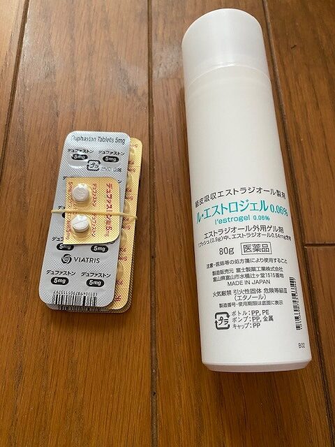 錠剤と塗り薬のボトルの写真