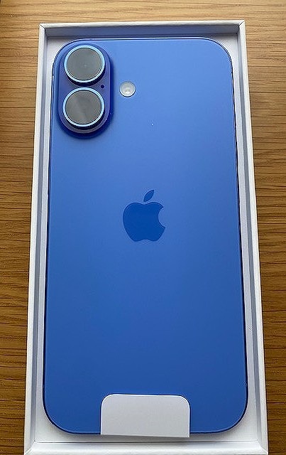 iPhone16無印ウルトラマリンをカメラ側から映したところ