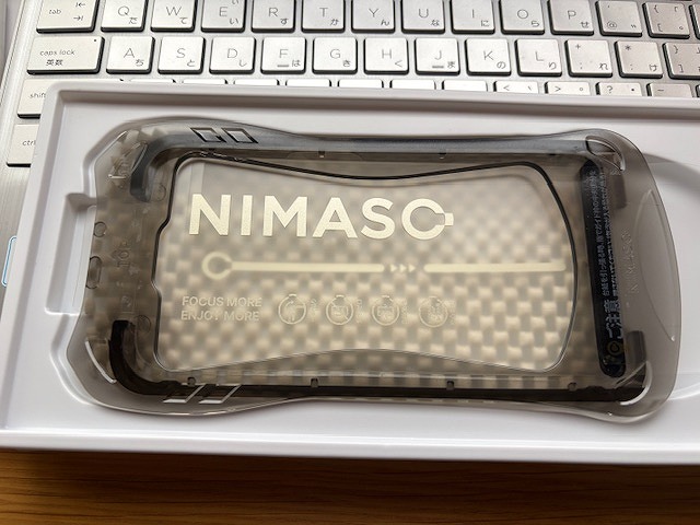 NIMASO保護ガラスフィルムの型を上から映したところ