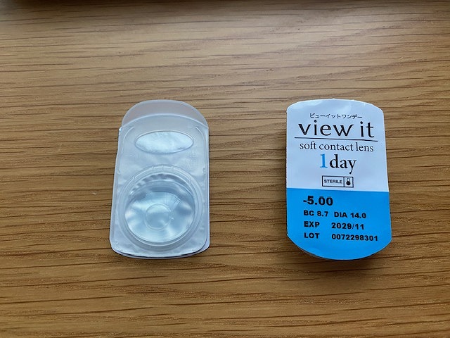 view itのレンズが入っているケースの表と裏の写真