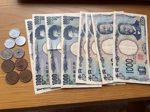 千円札8枚と小銭の写真