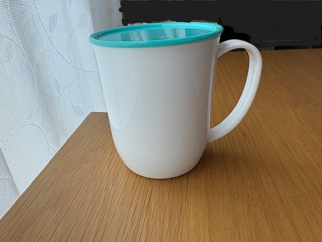 セリアで買った蓋付きマグカップの写真
