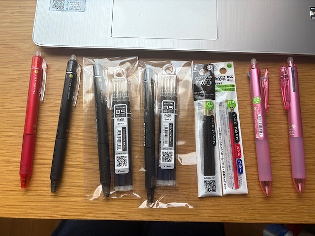今回買ったフリクションボールペン２本含む計６本のフリクションボールペンコレクションの写真