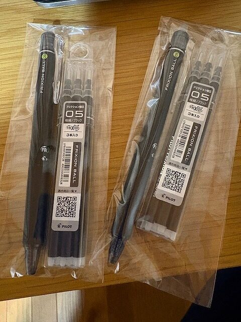 Amazonで購入したフリクションボールの替え芯とボールペン本体の写真
