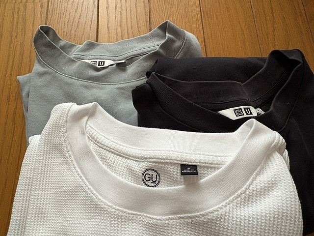 無地Tシャツを上から撮影