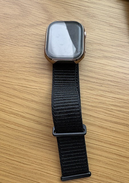 Apple Watchと黒ナイロンバンドの写真