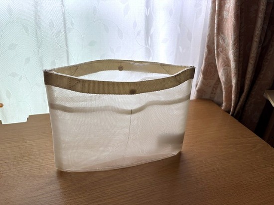 机の上に自立している無印良品のナイロンメッシュバッグインバッグ。