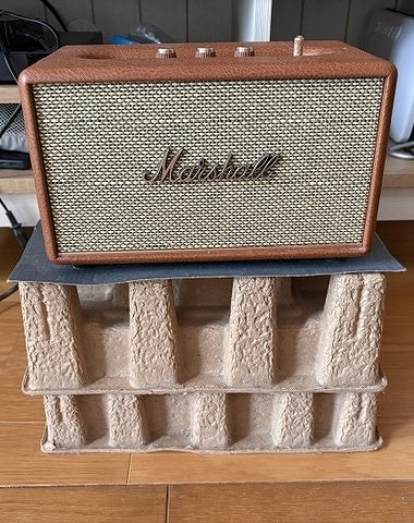 Marshall acton3を緩衝材の上に置いている写真