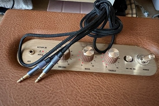 Marshall acton3の上に乗っている有線コード