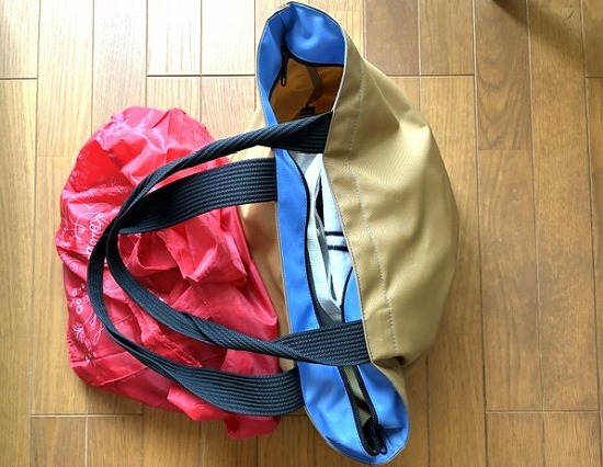 通勤に使っているトートバッグとエコバッグを上から写した写真