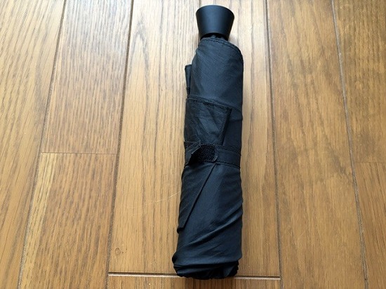 JRのコンビニNewDaysで買った黒の折り畳み傘の写真
