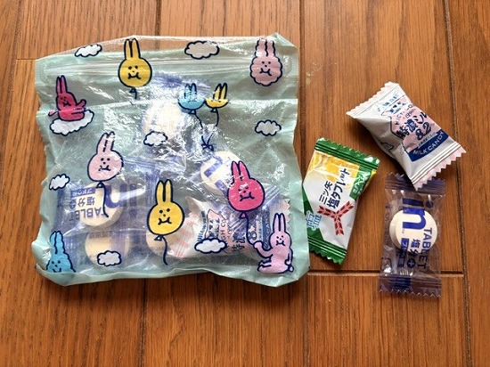 甘い飴と塩タブレットを入れたパウチの写真